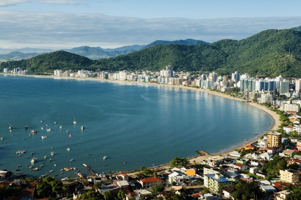 Vista-Do-Canto-Da-Praia-Praia-Central-E-Meia-Praia-Itapema2561-620x413