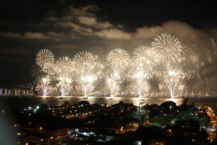 Queima-de-fogos-na-praia