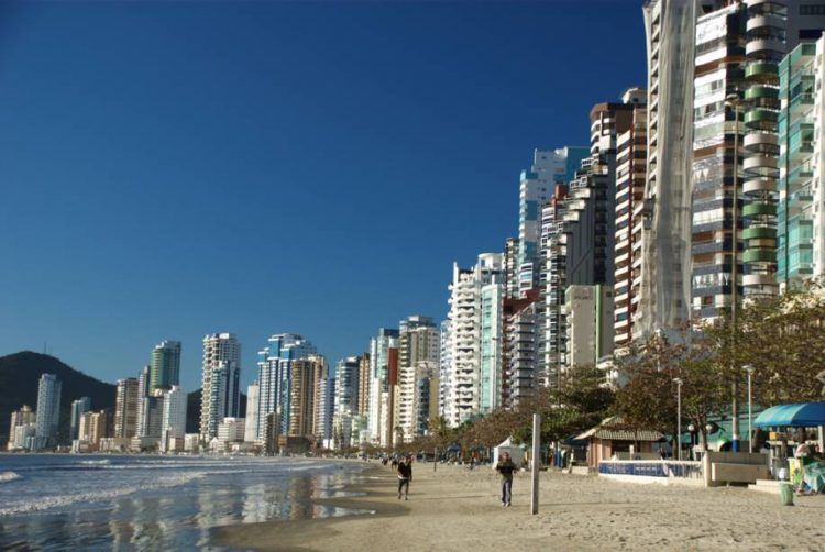 Prédios-em-frente-a-praia