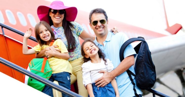 viagem-em-familia-familia-viajando-ferias-com-a-familia-familia-feliz-aviao-aeroporto-1396044359944_956x500-1 (1)